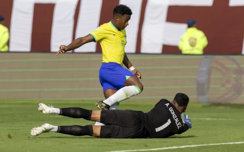 Endrick perde pênalti e Brasil cai diante do Paraguai