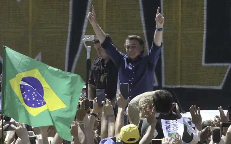 ‘Desespero em ver o entorno corroer’, diz analista sobre ato de Bolsonaro