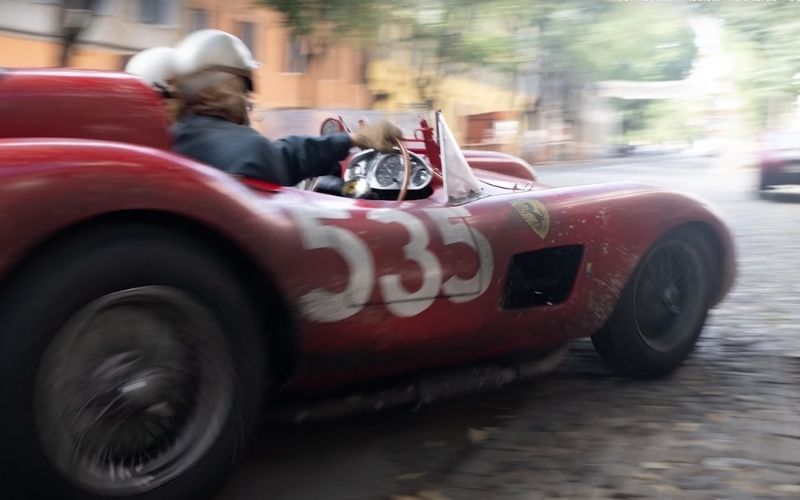 ‘Ferrari’: ficção e realidade se misturam no filme de Michael Mann