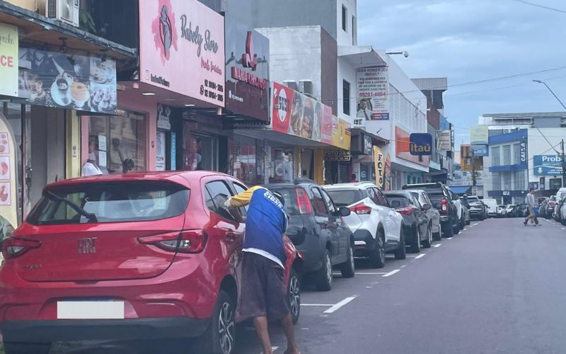 Preços abusivos cobrados por flanelinhas geram indignação de motoristas em Manaus