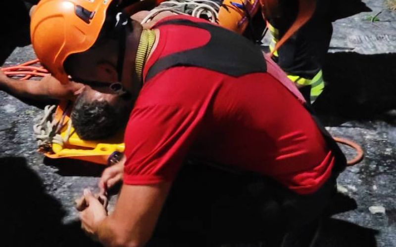 Vídeo: homem é resgatado após cair em barranco de 60 metros