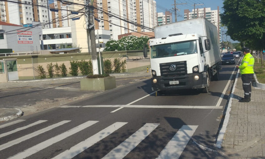 Veículos de grande porte são monitorados na avenida Ephigênio Salles