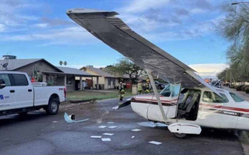 aviao-de-pequeno-porte-cai-no-meio-de-rua-residencial-nos-eua-e-ninguem-fica-ferido-foto-divulgacao-goodyear-police-department