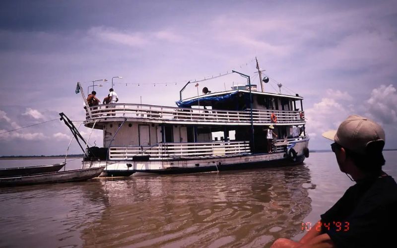 barco-de-expedicao-na-anazonia-poraque-peixe-da-amazonia-foto-acervo-das-pesquisadores