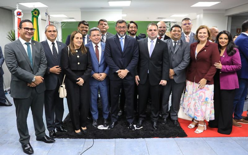 vereadores-posam-ao-lado-de-wilson-lima-e-roberto-cidade