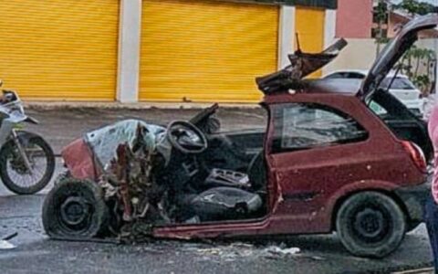 Grave acidente entre carro e micro-ônibus deixa quatro pessoas feridas