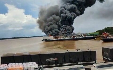 Incêndio de grandes proporções atinge balsa com vários veículos