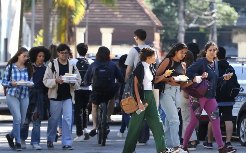 Um em cinco jovens brasileiros de 15 a 29 anos não estuda nem trabalha