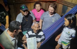 Ex-cacique munduruku de 109 anos recebe primeira Certidão de Nascimento, em Borba