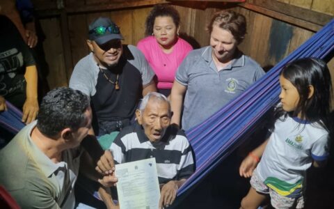 Ex-cacique munduruku de 109 anos recebe primeira Certidão de Nascimento, em Borba