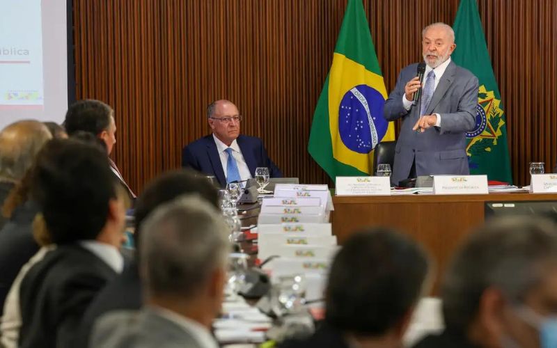 Lula avisa a ministros que não quer lançamento de novos programas de governo