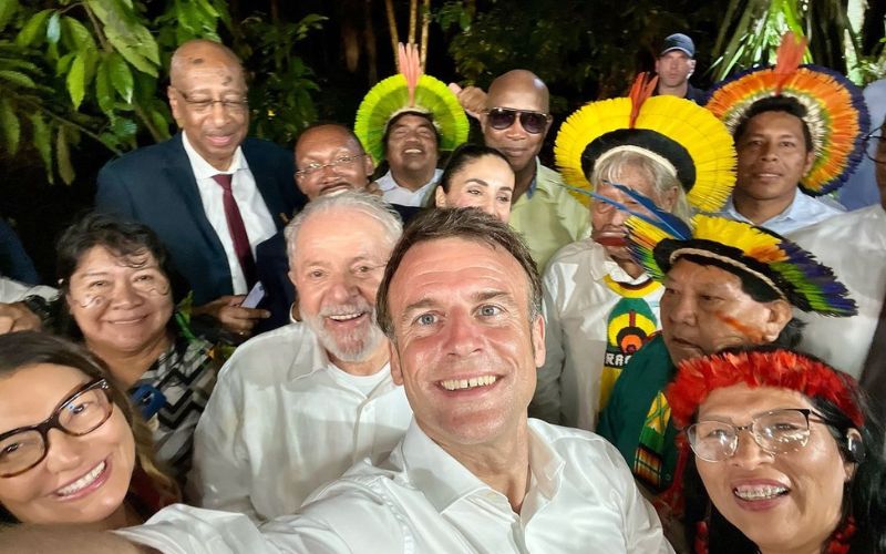 Lula e Macron passeiam na Amazônia enquanto indígenas padecem com saúde precária