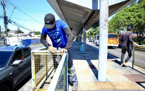 Plataformas de ônibus recebem serviços de revitalização da Prefeitura de Manaus