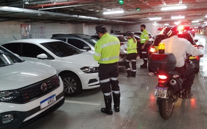 74 motoristas são autuados por estacionamento irregular em shoppings de Manaus