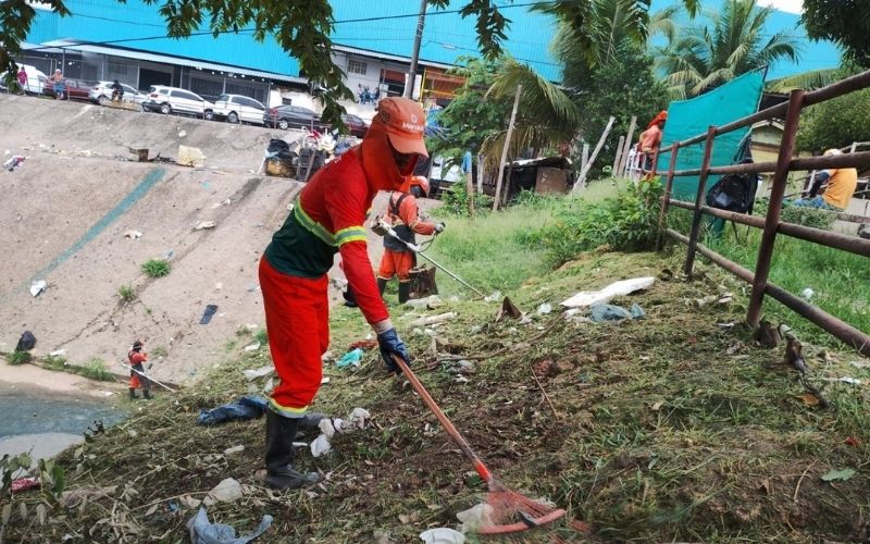 Prefeitura de Manaus realiza operação de limpeza na orla da Panair