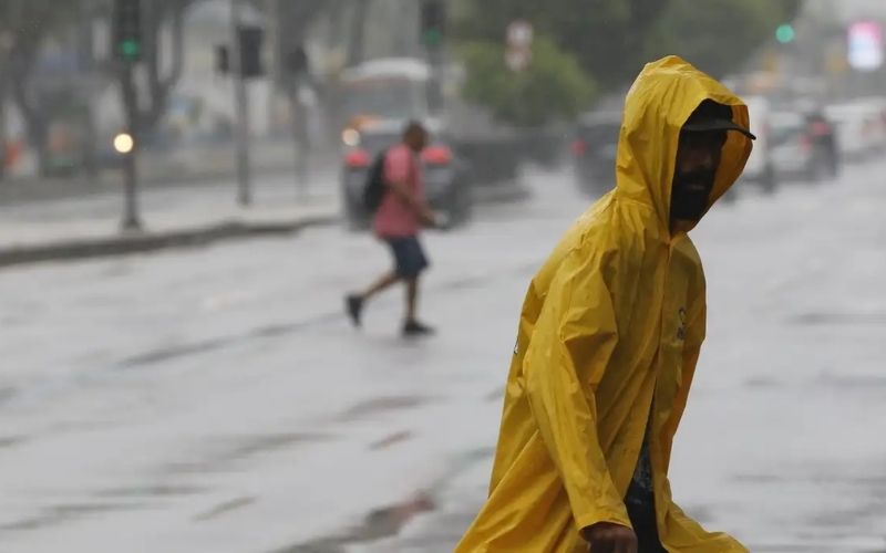 Sobe para 7 número de mortos pelas chuvas no Rio; Petrópolis decreta emergência