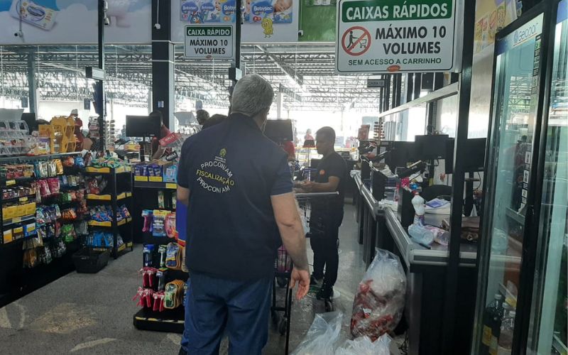 Supermercado na zona sul de Manaus é autuado por vendas de produtos impróprios para o consumo