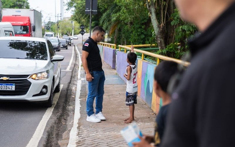 Mãe com quatro filhos é retirada de semáforo de Manaus