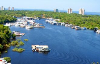 Vara do Meio Ambiente profere nova decisão para cumprir sentença sobre flutuantes da orla de Manaus