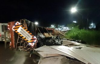 Carreta tomba e interdita faixa de avenida no Distrito Industrial