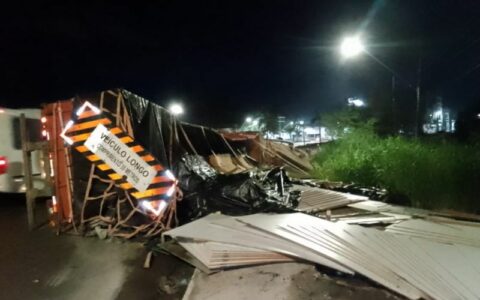 Carreta tomba e interdita faixa de avenida no Distrito Industrial