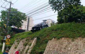carro-fica-pendurado-em-barran