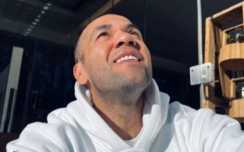 daniel-alves-se-apresenta-pela