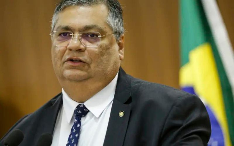 Flávio Dino condena supersalários no Judiciário