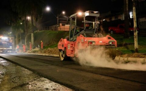 Em fase final do alargamento, prefeitura asfalta terceira faixa criada em trecho da avenida Rodrigo Otávio