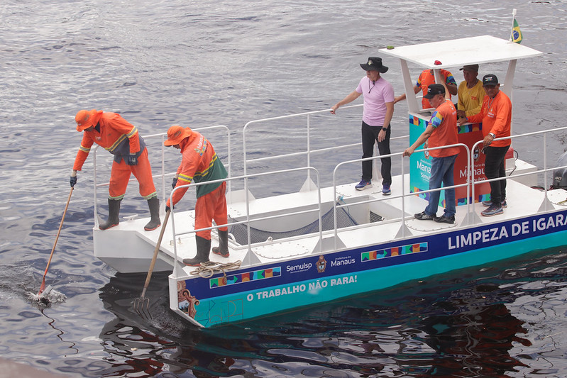 Prefeito reforça a implantação de barco coletor na orla de Manaus