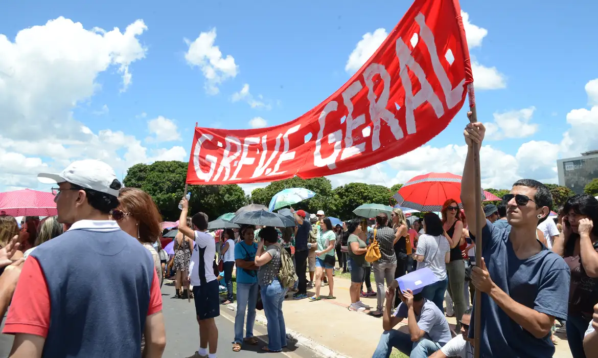 Universidades e institutos federais marcam greve a partir de segunda