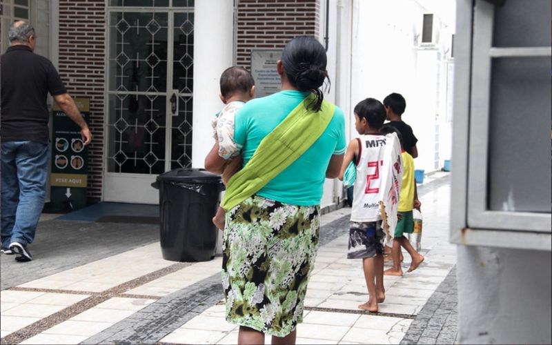Famílias e crianças em situação de rua passam por abordagem social em Manaus