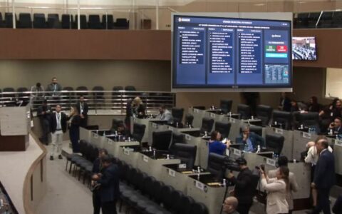 Metade dos vereadores falta à sessão da CMM, que inicia com atraso nesta terça-feira
