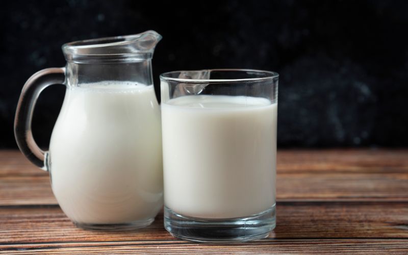 Com surto de gripe aviária em vacas nos EUA, OMS emite alerta sobre consumo de leite fresco