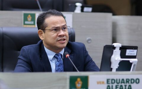 Vereador Eduardo Alfaia é vaiado por servidores públicos na CMM