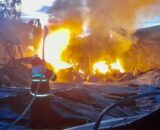 Incêndio atinge fábrica de colchões em Rio Preto da Eva
