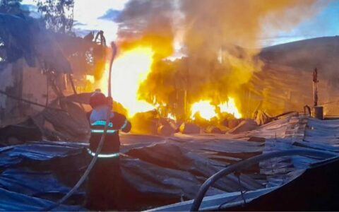 Incêndio atinge fábrica de colchões em Rio Preto da Eva