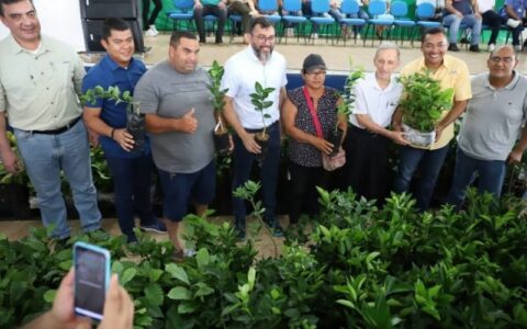 Governo entrega mais de 4,4 toneladas de verduras e frutas no município de Careiro