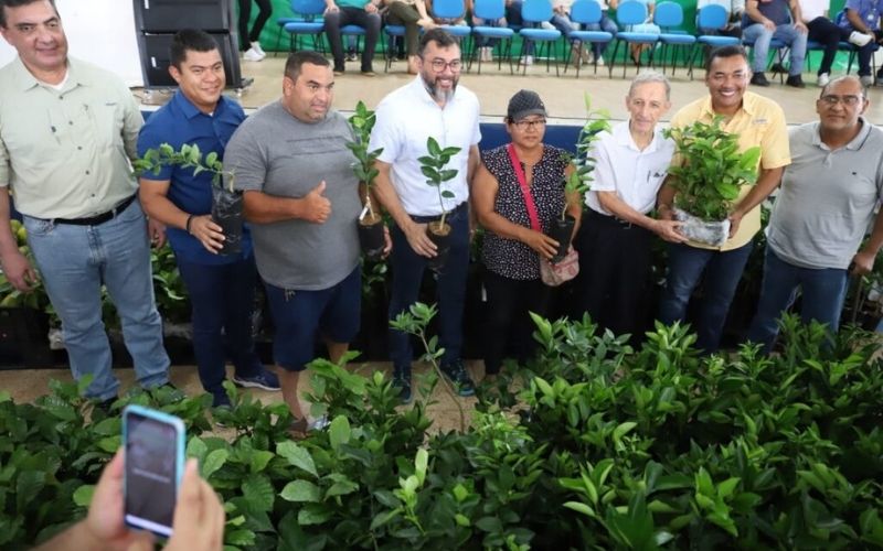 Governo entrega mais de 4,4 toneladas de verduras e frutas no município de Careiro