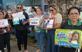 Professores da rede municipal de Manaus fazem protesto e cobram reajuste salarial de 1,85%
