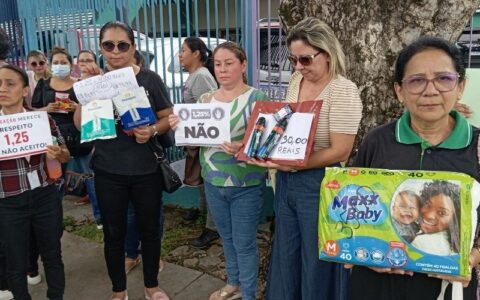Professores da rede municipal de Manaus fazem protesto e cobram reajuste salarial de 1,85%
