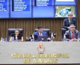 Vereador Caio André leitura do parecer da procuradoria da CMM a favor da CPI da Semcom (Foto: Mauro Pereira/CMM)