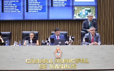 Vereador Caio André leitura do parecer da procuradoria da CMM a favor da CPI da Semcom (Foto: Mauro Pereira/CMM)
