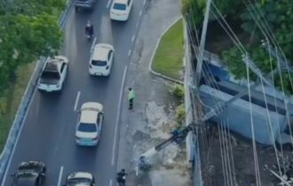 Veículo derruba poste na avenida Ephigênio Salles