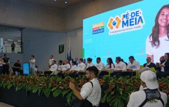 'Pé-de-meia' é lançando em Manaus para estudantes do Ensino Médio