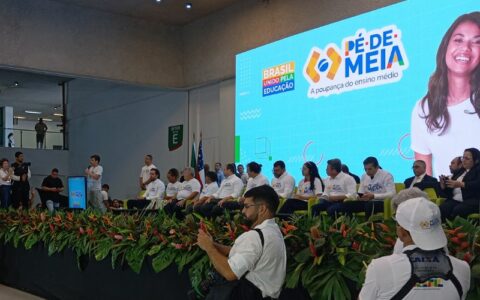 'Pé-de-meia' é lançando em Manaus para estudantes do Ensino Médio