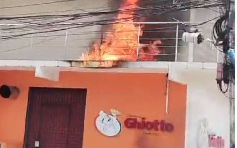 Fogo atinge pizzaria Ghiotto no bairro Cidade Nova, em Manaus