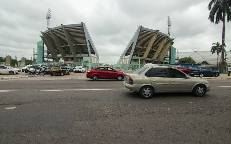 Motoristas são ameaçados e coagidos por flanelinhas no Sambódromo e Arena da Amazônia