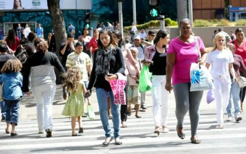 Desemprego cai para 7,9%, menor índice para o trimestre desde 2014