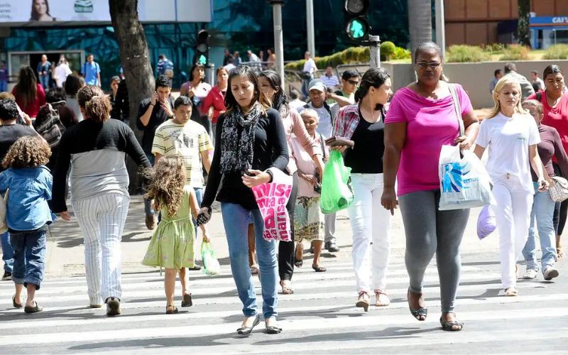 Desemprego cai para 7,9%, menor índice para o trimestre desde 2014